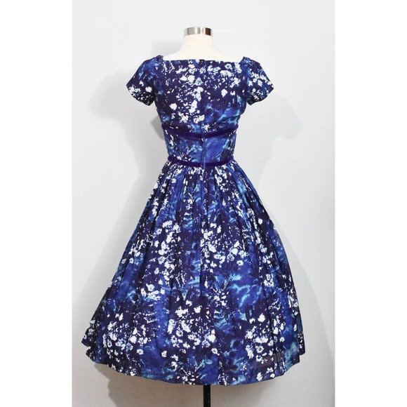 A Jane Parker Junior 50s Purple /Blue Patterned Dress with Velvet Waist Detail - Picture 4 of 7